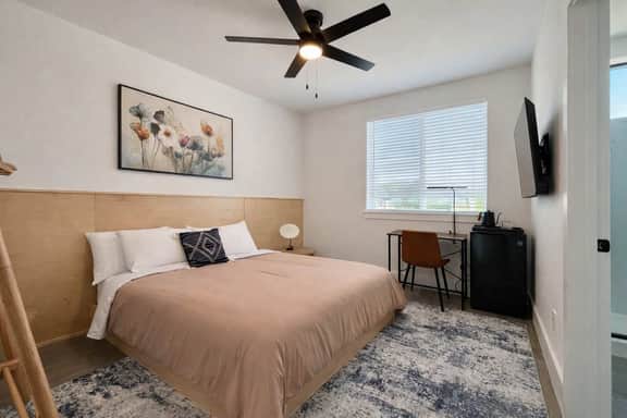 Bishop Arts 6BR townhouse, sleeps 12, close to DT - Image 2