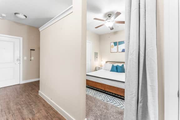 Chic SoCo 1BR King Suite w/ GymPickleballLaundry - Image 3