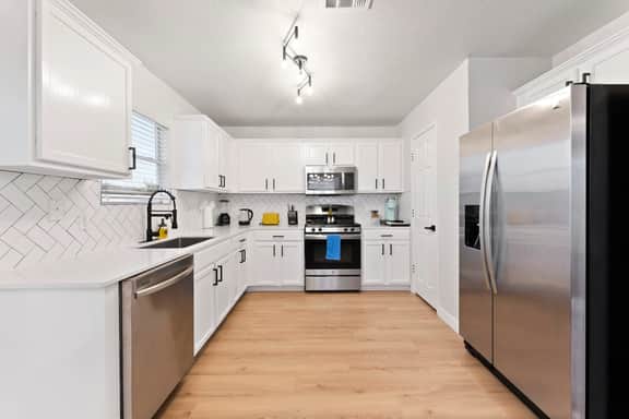 Remote Work Friendly | King Beds | Fast WiFi | 3BR - Image 3