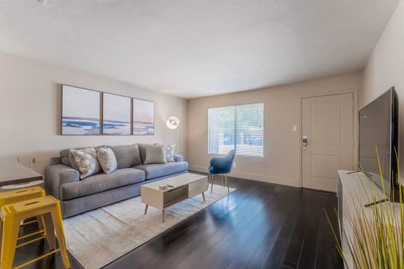 King bed 1BR close to Downtown w fast wifi w/ pool - Image 2