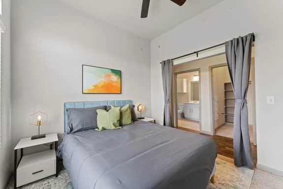 Airy 2BR king suite, fast WiFi, 8 min to Downtown - Image 3
