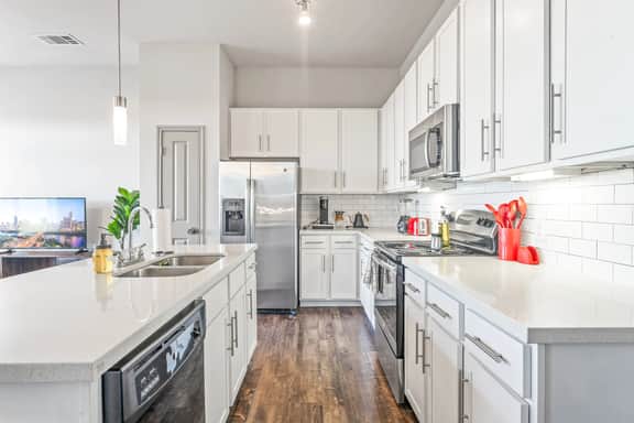 Serene 2BR king suite, fast WiFi, 8 min to Downtown - Image 4