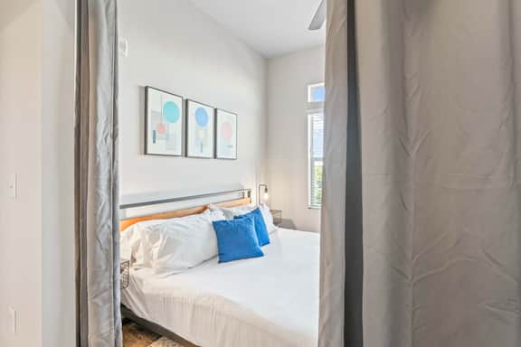 Serene 2BR king suite, fast WiFi, 8 min to Downtown - Image 3