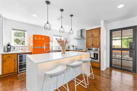 Close to Domain,DT,Shopping | Chic & Serene | 3BR - Image 3