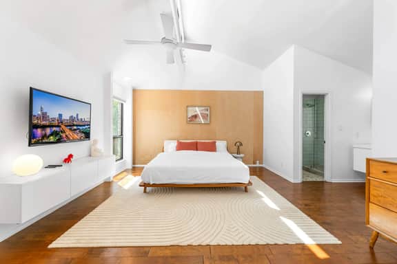 Close to Domain,DT,Shopping | Chic & Serene | 3BR - Image 2