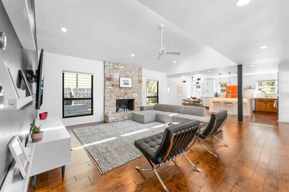 Close to Domain,DT,Shopping | Chic & Serene | 3BR - Image 4