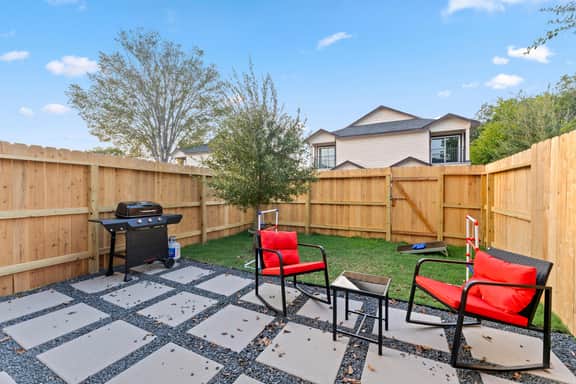NRG MedCenter 2BD/2.5BA w FencedYard & WasherDryer - Image 2