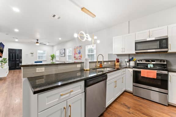 NRG MedCenter 2BD/2.5BA w FencedYard & WasherDryer - Image 5