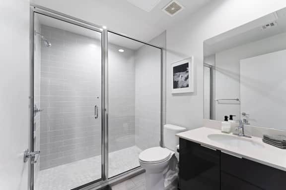 Prime East Downtown Studio w/ pool, gym, laundry - Image 4