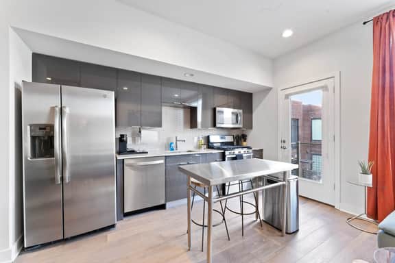Prime East Downtown Studio w/ pool, gym, laundry - Image 3