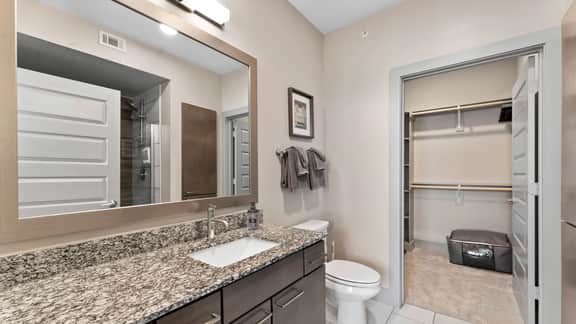 Luxe 1BR luxe suite close to Downtown w/ fast WiFi - Image 4