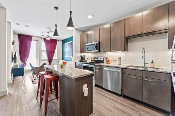 Luxe 1BR luxe suite close to Downtown w/ fast WiFi - Image 3