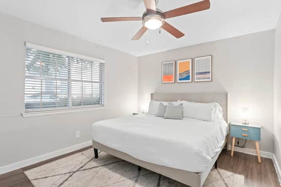 Spacious and Fun King Bed 2BR, 5 Min to DT w/ pool - Image 4