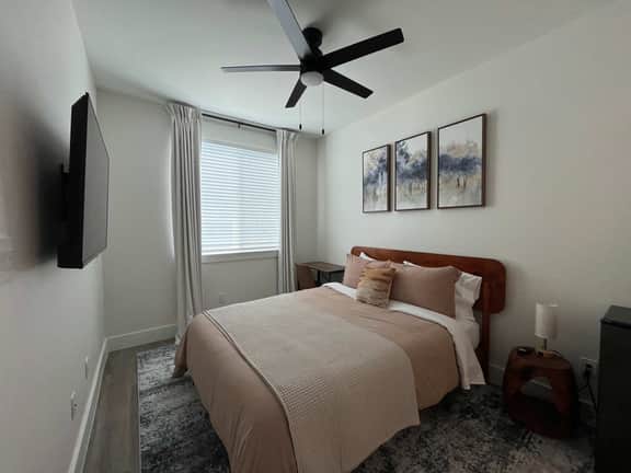 Bishop Arts 6BR/6BA townhouse, sleeps 12, parking - Image 2