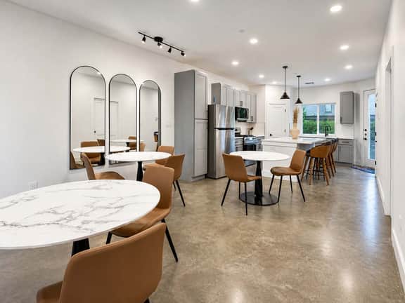 Bishop Arts 6BR/6BA townhouse, sleeps 12, parking - Image 4