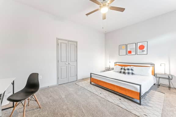 Cozy 2BR suite close to Downtown w/ fast WiFi - Image 3