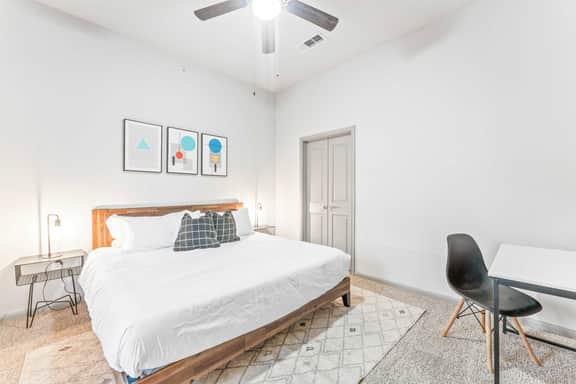 Cozy 2BR suite close to Downtown w/ fast WiFi - Image 2