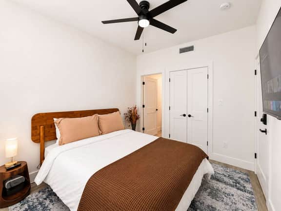 Bishop Arts 6BD/6BA Townhouse, Parking, Sleeps 12 - Image 3