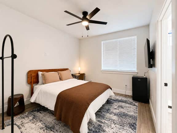 Bishop Arts 6BD/6BA Townhouse, Parking, Sleeps 12 - Image 2