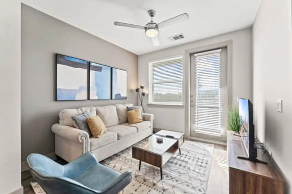 Fun king 1BR suite close to Downtown w/ gym - Image 2