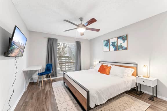 SoCo 2BR corner suite, king bed, fast WiFi w/ pool - Image 4