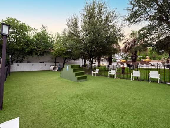SoCo 2BR corner suite, king bed, fast WiFi w/ pool - Image 5