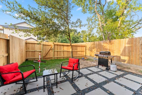 NRG MedCenter 2BD/2.5BA w FencedYard & King Bed - Image 2