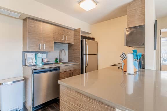 Peaceful 2BR king beds suite next to DT w/ pool - Image 5