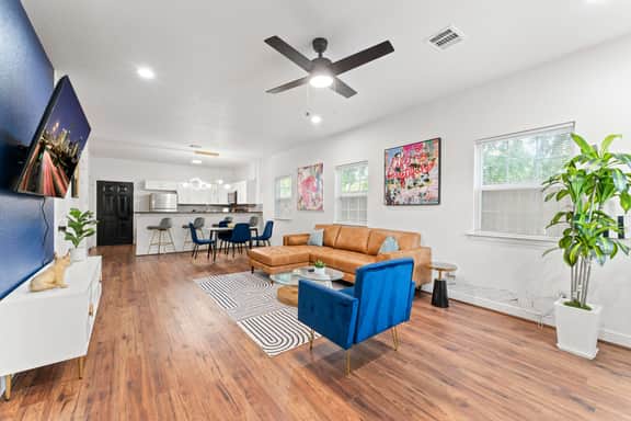 NRG MedCenter 4BD/4.5BA w FencedYard & WasherDryer - Image 2