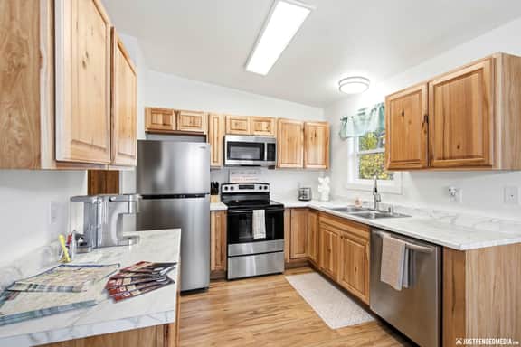 Close to UMED & Midtown | Spacious & Cozy | 4BR - Image 3