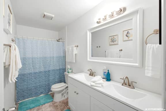 Close to UMED & Midtown | Spacious & Cozy | 4BR - Image 4