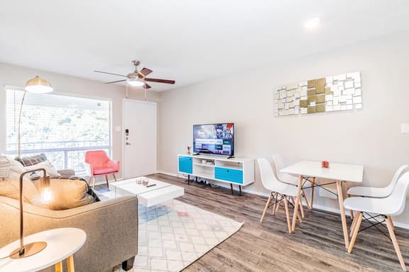 SoCo 1BR suite, king bed, close to Downtown w pool - Image 1