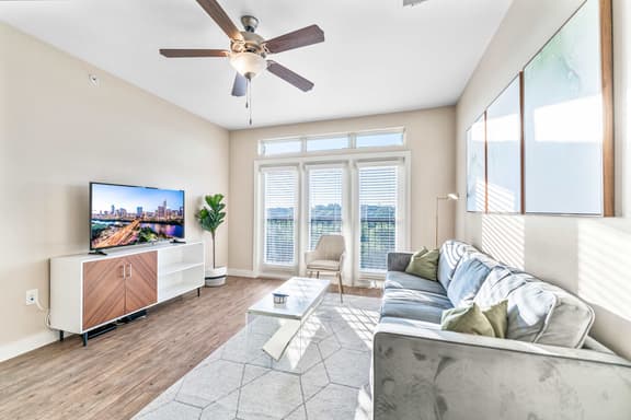 Top Floor SoCo 2BR King Suite | 8 mins to Downtown - Image 1