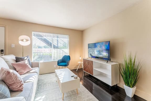 Charming 2BR king beds suite next to DT w/ pool - Image 1