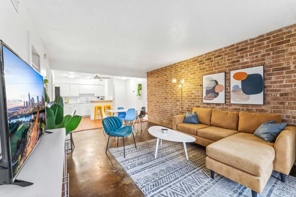 Prime SoCo chic 2BR king suite w/ pool, parking - Image 1