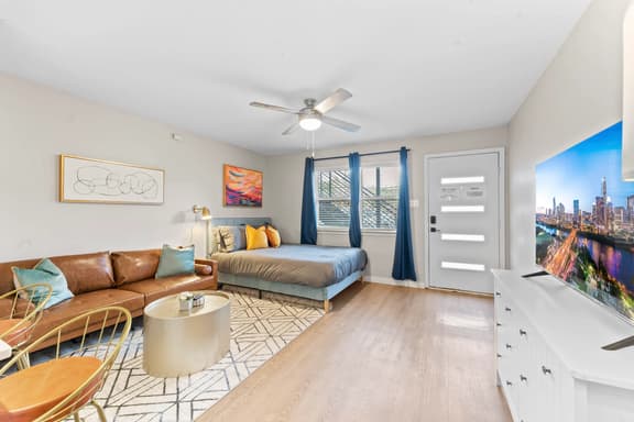 Stylish modern studio close to Downtown and Domain - Image 1