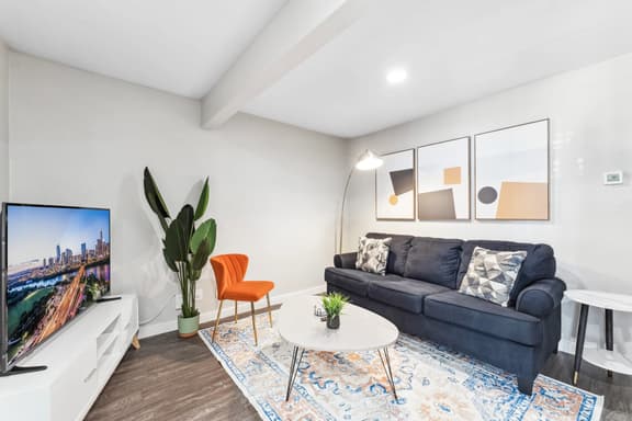 Quaint King Bed 1BR, 5 Min to DT w/ pool - Image 1