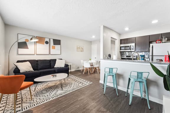 Charming King Bed 1BR, 5 Min to DT w/ pool - Image 1