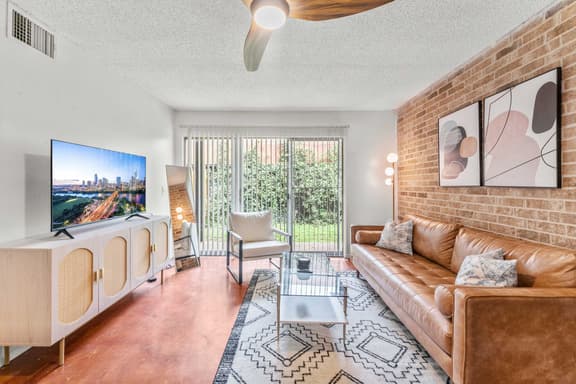 Prime SoCo airy 2BR king suite w/ pool, parking - Image 1