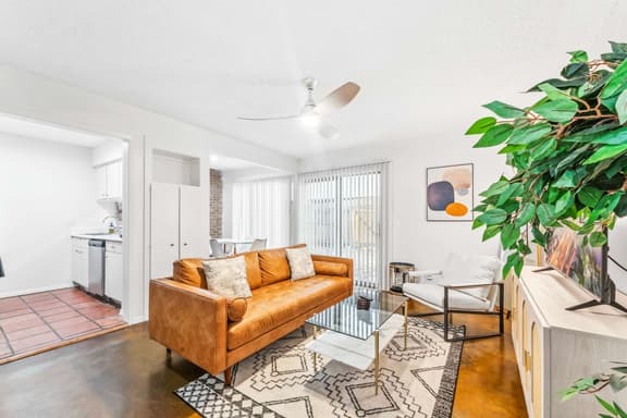 Prime SoCo cozy 1BR king suite w/ pool, parking - Image 1