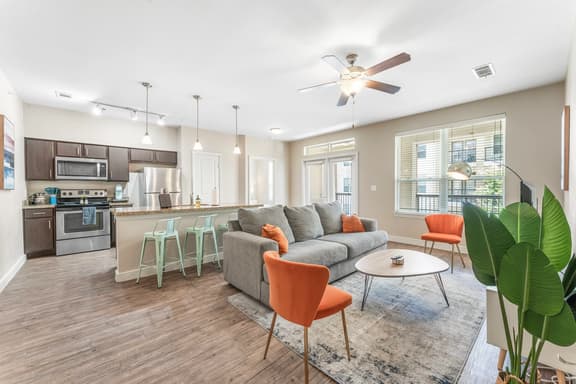 Trendy SoCo 2BR King Suite w/ GymPickleballLaundry - Image 1