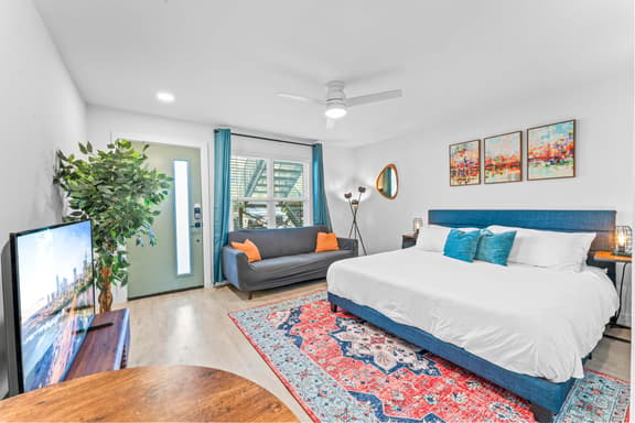 Prime SoCo cute studio w/ laundryWiFi, 7 Min to DT - Image 1