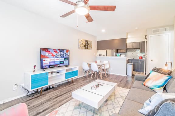 SoCo chic 1BR w/ pool, king bed, close to DT - Image 1