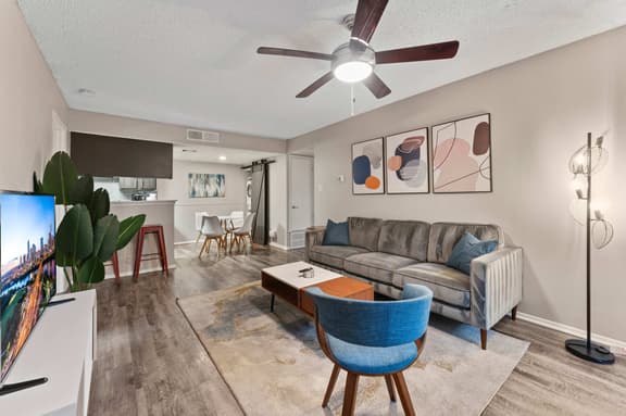 SoCo 2BR warm suite, king bed, fast WiFi w/ pool - Image 1