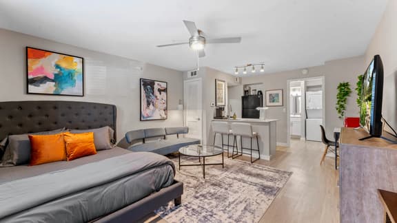 Cozy chic studio close to Downtown and Domain - Image 1