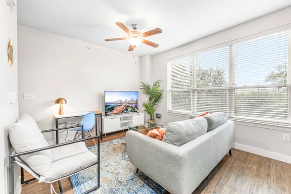 Boho SoCo 1BR Queen Suite w/ GymPickleballLaundry - Image 1