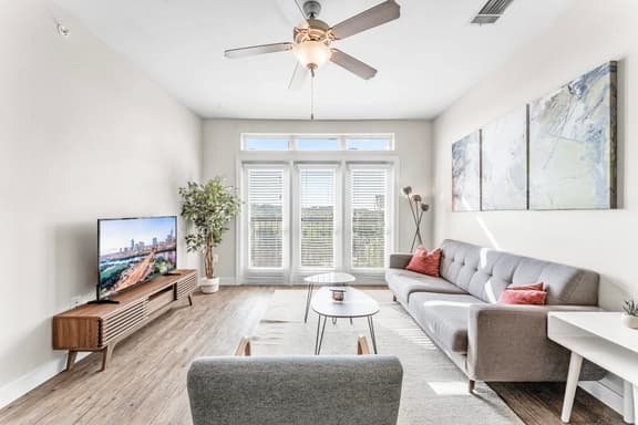 Airy SoCo 2BR King Suite w/ GymPickleballLaundry - Image 1