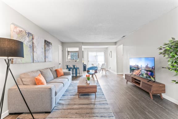 Chic Comfy King Bed 2BR Suite, 5 Min to DT w/ pool - Image 1