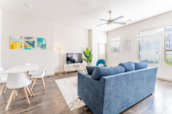 Huge 2BR suite close to Downtown w/ fast WiFi - Image 1