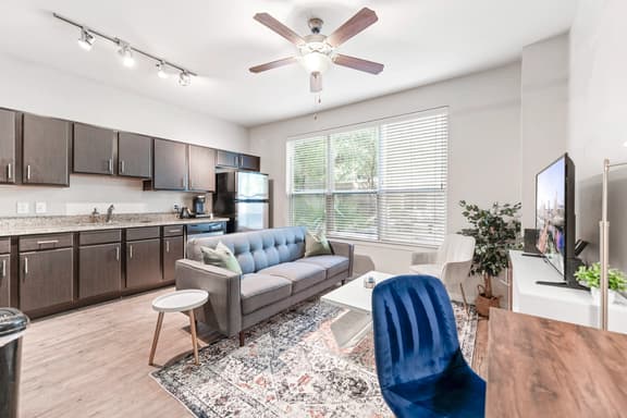 Comfy SoCo 1BR King Suite w/ GymPickleballLaundry - Image 1
